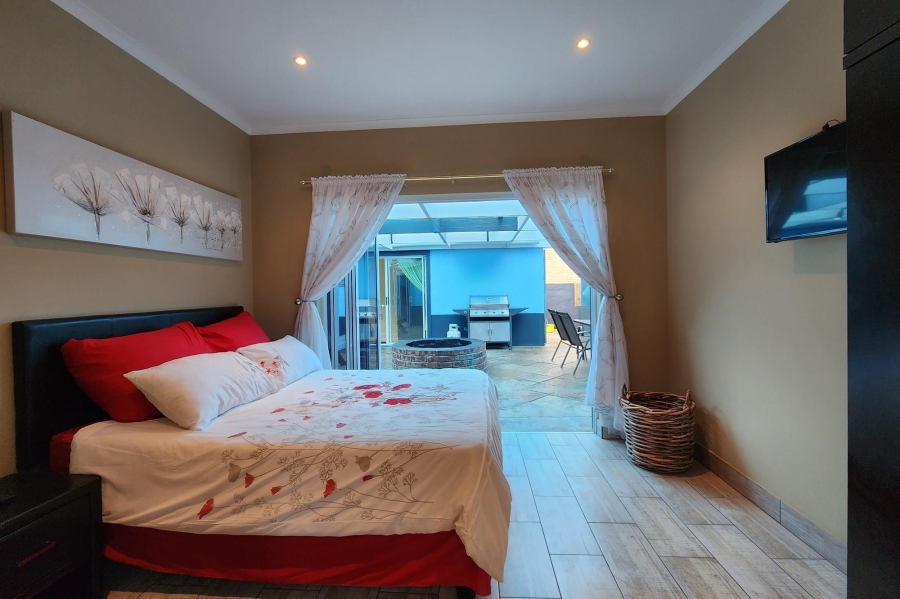 8 Bedroom Property for Sale in Wavecrest Eastern Cape